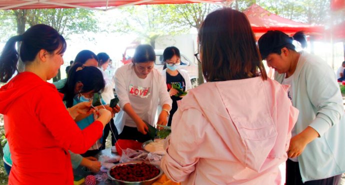 端午節包粽子(zǐ)